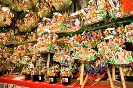 Téléchargez les photos : Bouquet de râteaux de bon augure ou baiser kumade.Tori no Ichi tenue en Novembre dans la ville de Yokohama, Préfecture Kanagawa - en image libre de droit