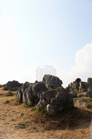 Téléchargez les photos : Formations rocheuses au sommet de la colline pendant la journée ensoleillée - en image libre de droit