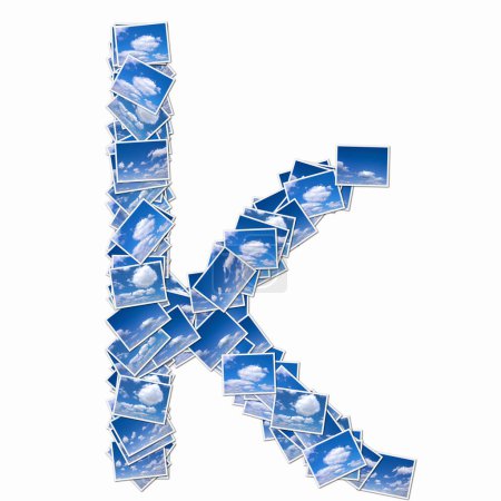 Téléchargez les photos : Symbole K composé de cartes à jouer avec ciel nuageux bleu - en image libre de droit