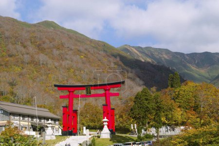 Puerta torii roja del santuario de Yudonosan