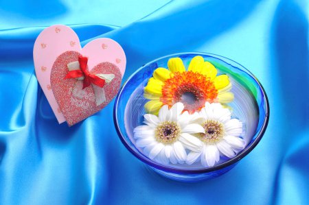 Téléchargez les photos : Un bol de fleurs et une boîte en forme de coeur - en image libre de droit