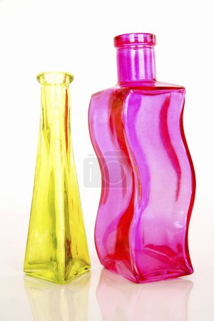 Foto de Vaso de jarrones de colores sobre el fondo blanco - Imagen libre de derechos