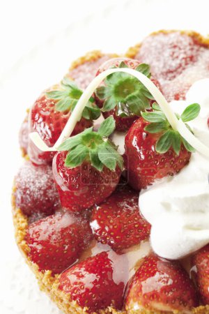 Téléchargez les photos : Savoureuse tarte aux fraises sur fond, gros plan - en image libre de droit