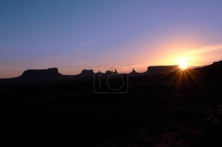 Téléchargez les photos : Monument Valley à la frontière entre l'Arizona et l'Utah aux États-Unis. - en image libre de droit