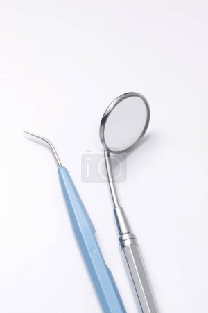 Foto de Herramientas dentales profesionales sobre mesa blanca - Imagen libre de derechos