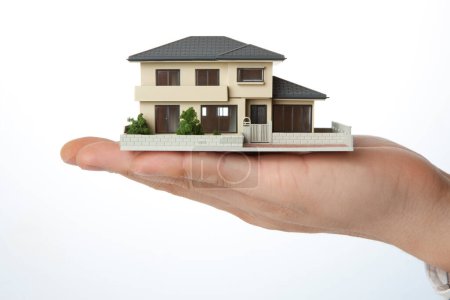 Foto de Vista de primer plano del arquitecto que presenta el modelo de casa sobre un fondo blanco - Imagen libre de derechos