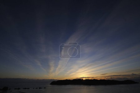 Téléchargez les photos : Plan panoramique de magnifique coucher de soleil sur le bord de la mer au Japon - en image libre de droit