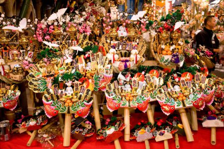 Téléchargez les photos : De nombreux râteaux de bon augure ou kumade kissh et les gens au festival Tori-no-Ichi au Japon - en image libre de droit