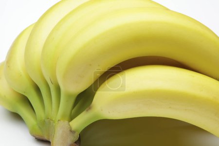 Foto de Racimo de plátanos sobre una superficie blanca - Imagen libre de derechos