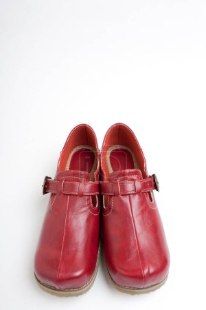 Téléchargez les photos : Chaussures en cuir rouge sur fond blanc - en image libre de droit
