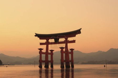 Foto de Una vista del Gran Torii en la isla de Miyajima - Imagen libre de derechos
