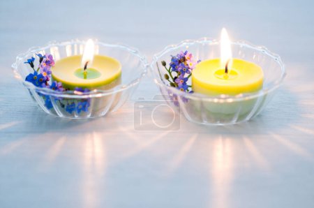 Téléchargez les photos : Bougies brûlantes sur fond blanc - en image libre de droit