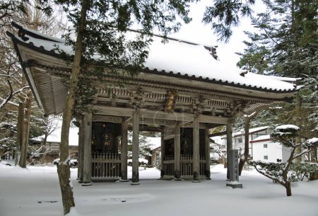 plano escénico del antiguo templo japonés en Hokkaido cubierto de nieve, Japón