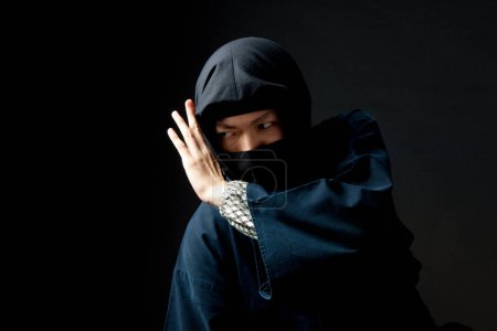 Téléchargez les photos : Jeune asiatique homme dans traditionnel vêtements avec katana sur son dos - en image libre de droit