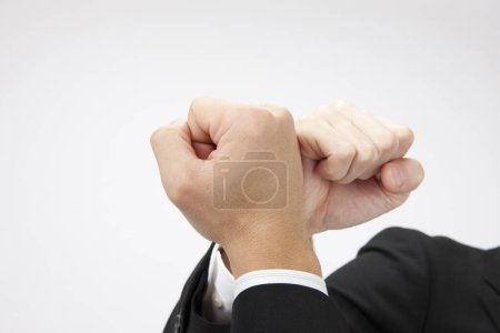 Téléchargez les photos : Deux mains masculines montrent la pose de victoire - en image libre de droit