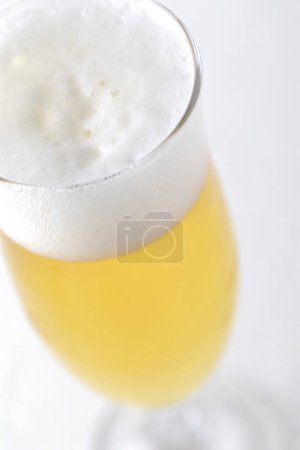 Foto de Vaso de cerveza fría sobre fondo blanco - Imagen libre de derechos