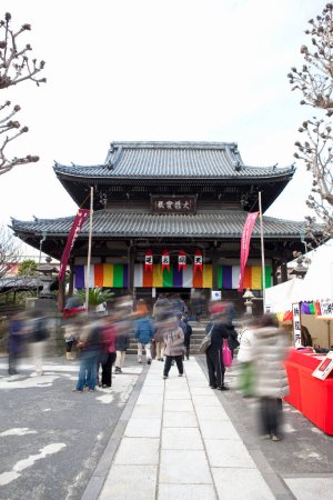 Foto de Movimiento de la multitud de personas que visitan antiguo santuario japonés en Tokio - Imagen libre de derechos