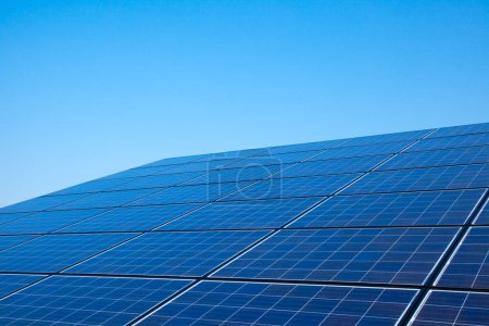 Foto de Planta de energía solar con cielo azul claro - Imagen libre de derechos