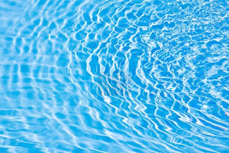 Foto de Una piscina con una superficie de agua azul y ondas - Imagen libre de derechos