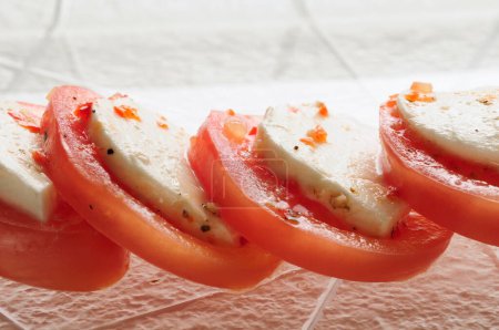 Téléchargez les photos : Tranches de tomates fraîches avec du fromage sur le fond, gros plan - en image libre de droit