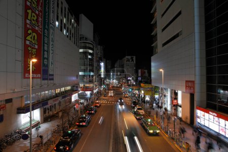 Téléchargez les photos : Vue du crépuscule de la rue illuminée de Tokyo, Japon - en image libre de droit