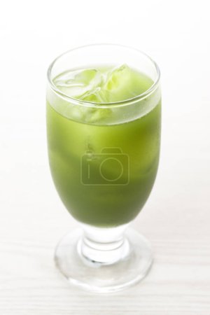 Foto de Vista de primer plano del vaso de té verde matcha helado sobre fondo claro - Imagen libre de derechos