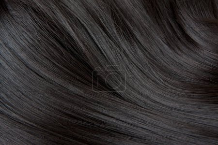 Téléchargez les photos : Brunette ou cheveux noirs. Cheveux longs noirs femelles en noir. Belles boucles posées - en image libre de droit