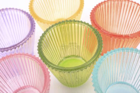 Foto de Tazas de plástico de colores para beber en plástico - Imagen libre de derechos