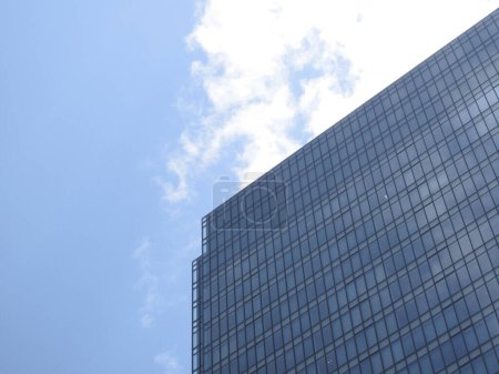 Téléchargez les photos : Vue du bâtiment moderne contre le ciel bleu - en image libre de droit