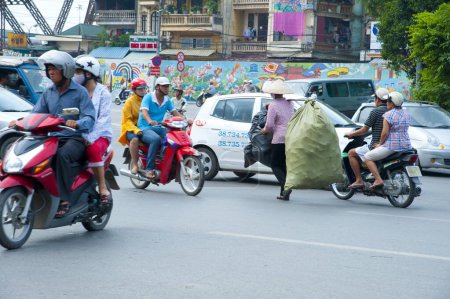 Téléchargez les photos : Beaucoup de gens en moto au Vietnam - en image libre de droit