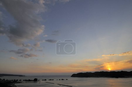 Téléchargez les photos : Plan panoramique de magnifique coucher de soleil sur le bord de la mer au Japon - en image libre de droit