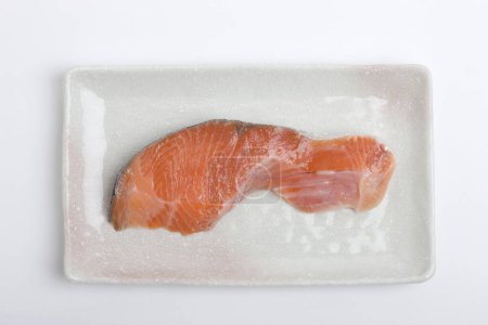Foto de Filete de salmón fresco crudo sobre fondo, primer plano - Imagen libre de derechos