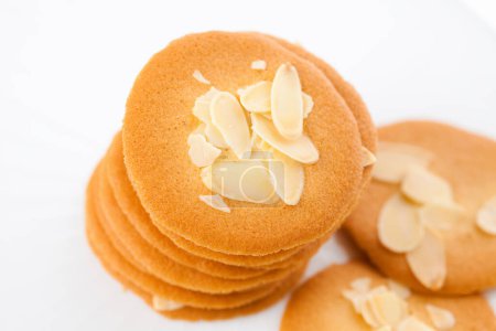 Téléchargez les photos : Vue rapprochée de délicieux biscuits aux amandes sur fond blanc - en image libre de droit