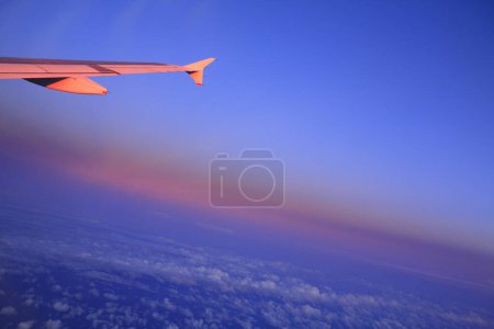 Téléchargez les photos : Vue de l'aile de l'avion d'en haut avec nuages et ciel - en image libre de droit