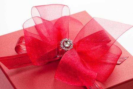 Téléchargez les photos : Boîte cadeau avec ruban noeud sur fond blanc - en image libre de droit