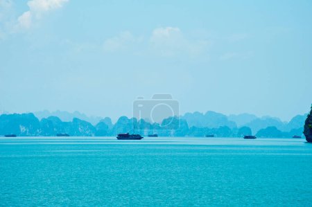 Téléchargez les photos : Vue panoramique de l'île rocheuse de HaLong Bay, Vietnam, Asie du Sud-Est - en image libre de droit