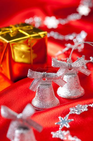 Foto de Campanas de plata en la mesa de Navidad roja - Imagen libre de derechos
