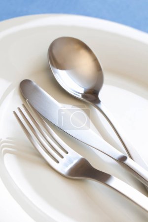 Téléchargez les photos : Ensemble de couverts et assiette blanche, vue rapprochée - en image libre de droit