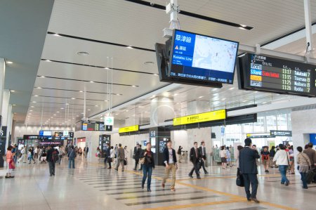 Foto de Interior moderno de osaka estación de tren durante el día, Japón - Imagen libre de derechos
