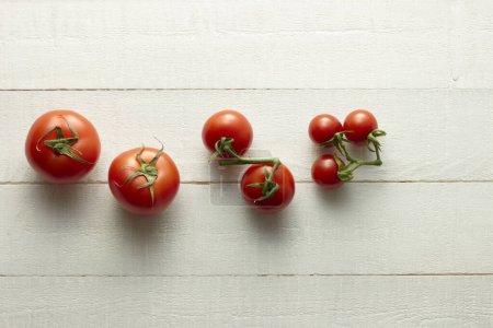 Téléchargez les photos : Tomates cerises sur table en bois, fermer - en image libre de droit
