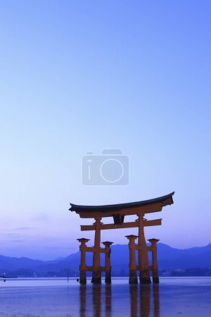Ein Blick auf den Großen Torii auf der Insel Miyajima
