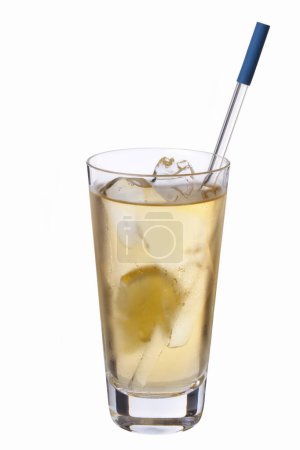 Téléchargez les photos : Vue rapprochée de la limonade avec glace en verre - en image libre de droit