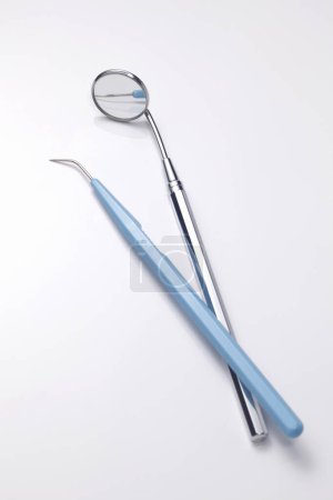 Téléchargez les photos : Outils dentaires professionnels sur table blanche - en image libre de droit