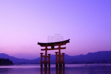 Una vista del Gran Torii en la isla de Miyajima