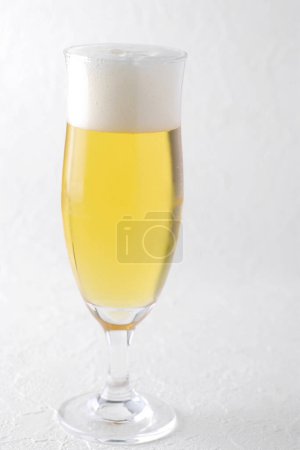 Téléchargez les photos : Un verre de bière froide sur fond blanc - en image libre de droit