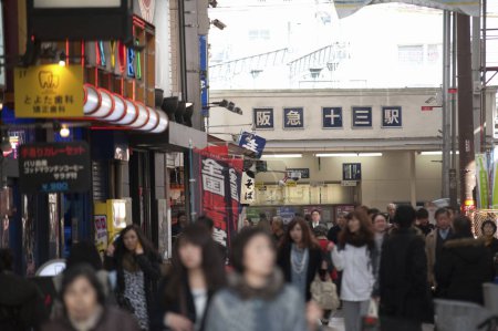 Téléchargez les photos : Bannières et visiteurs sur la rue du marché au Japon - en image libre de droit