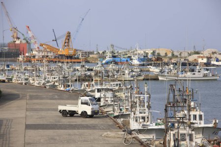 Téléchargez les photos : Un port avec des bateaux et des grues en arrière-plan - en image libre de droit