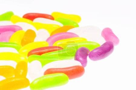 Téléchargez les photos : Bonbons sucrés colorés sur fond blanc - en image libre de droit