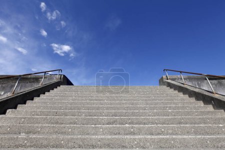 Téléchargez les photos : Escaliers et ciel bleu - en image libre de droit