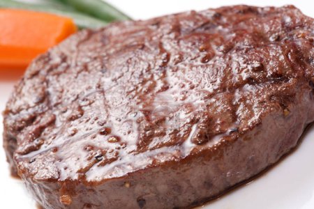 Téléchargez les photos : Steak de bœuf avec légumes sur fond, gros plan - en image libre de droit